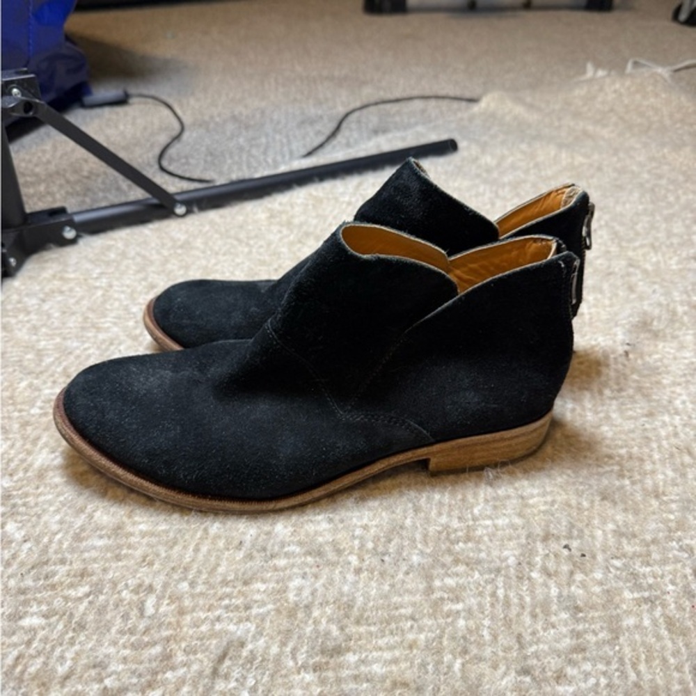 Kork Ease Ryder Black Suede Ankle Booties Rear Zip  size 7